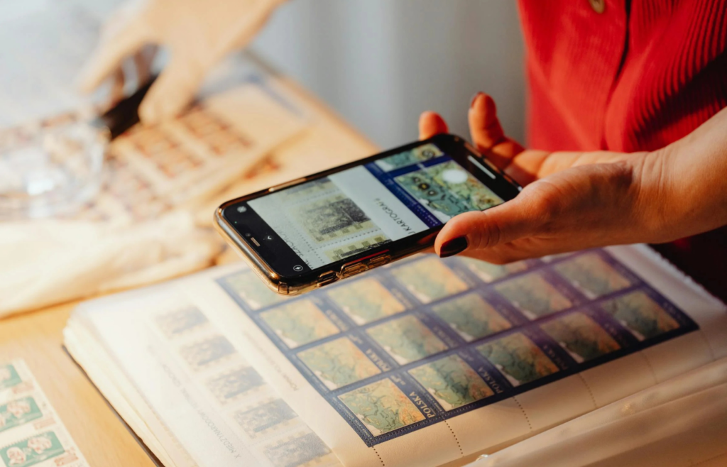 A person organizing digital jars on a smartphone