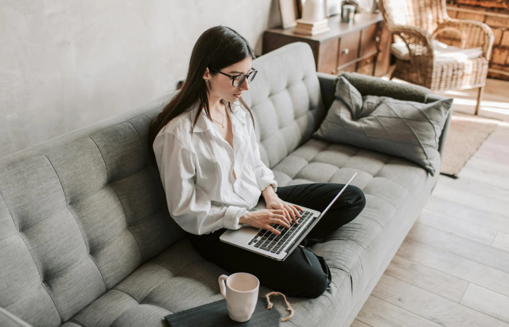 A women working in a laptop
