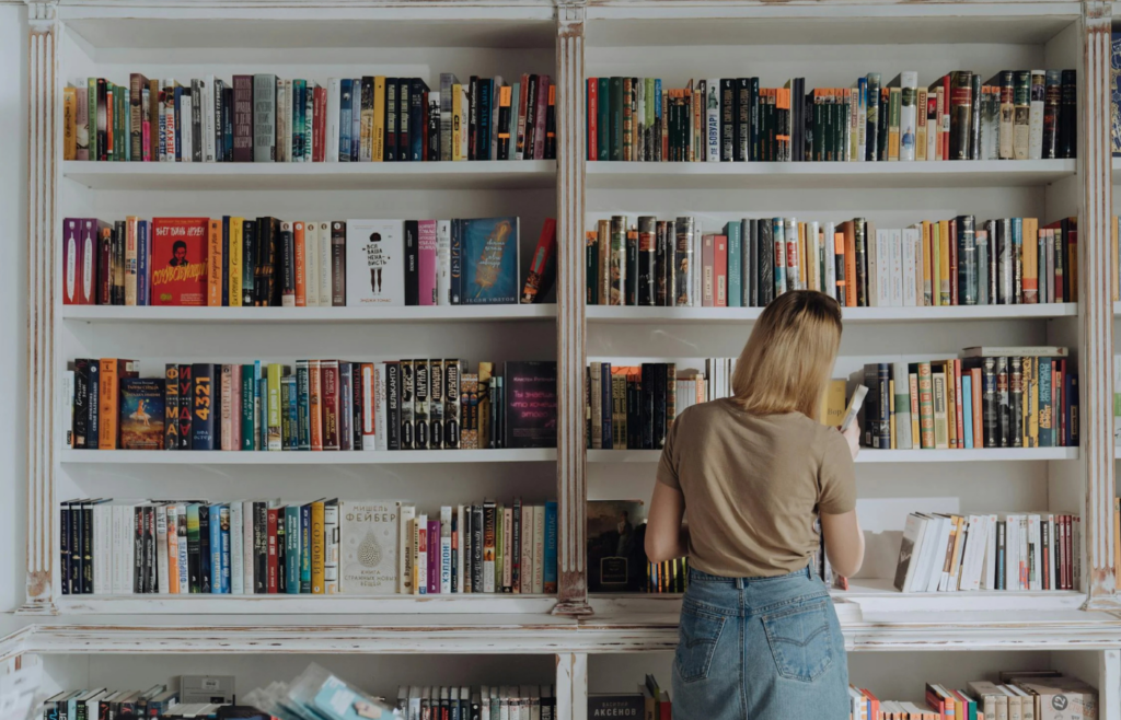 A bookshelf filled with unread personal finance books