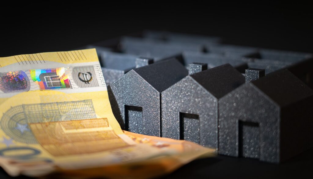 A bunch of houses sitting next to each other