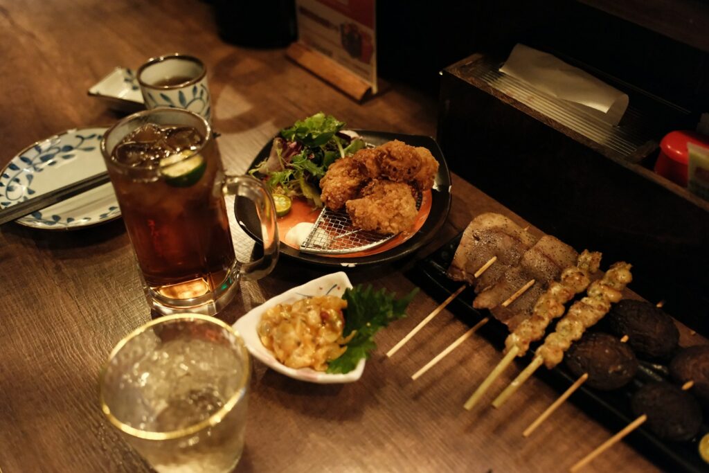 Skewers and drinks on a wooden table