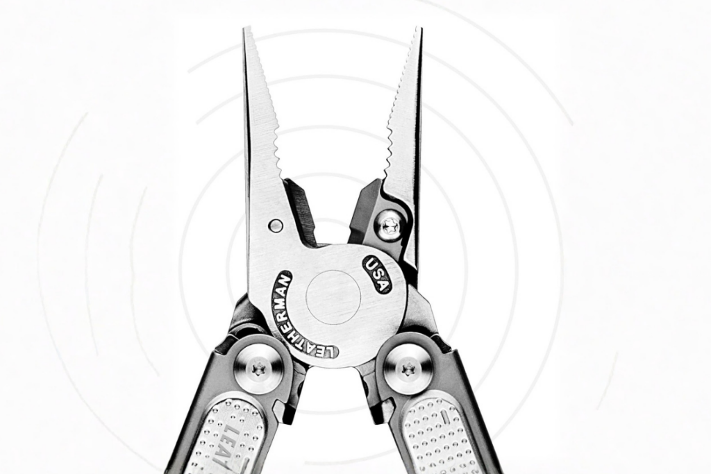 LEATHERMAN FREE P2 Multitool with Magnetic Locking