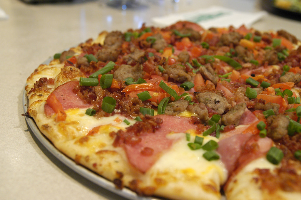 Italian Garlic Supreme, Round Table Pizza, Hilton Hawaiian Village, Honolulu