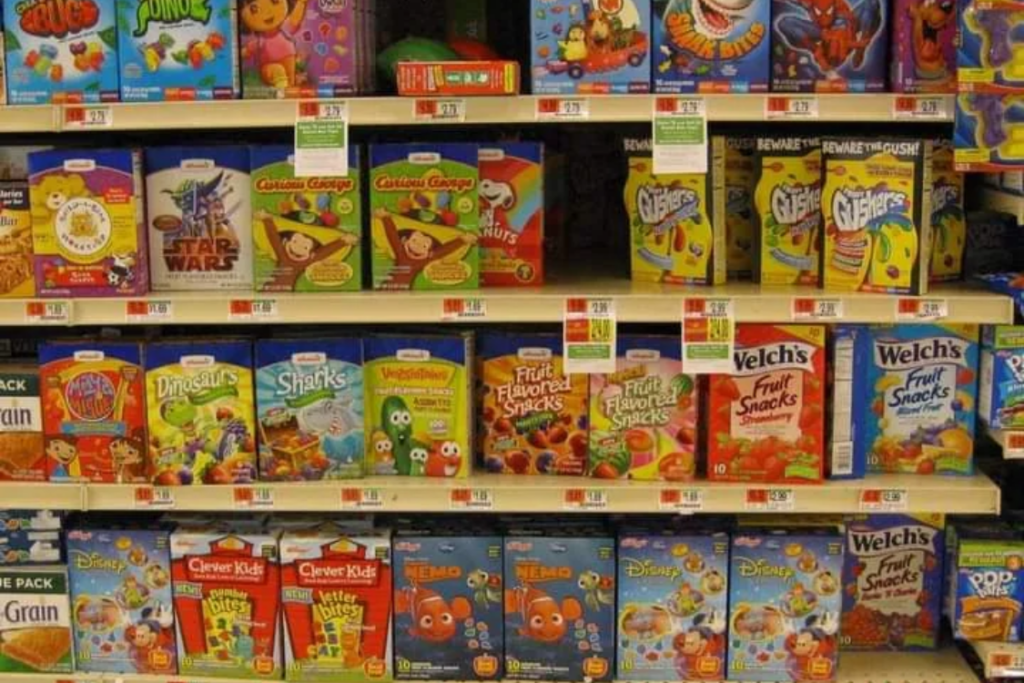 Cartoon-shaped fruit snacks for lunch boxes