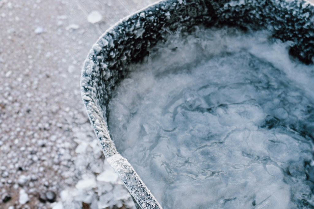 Outdoor bathtub for cold baths