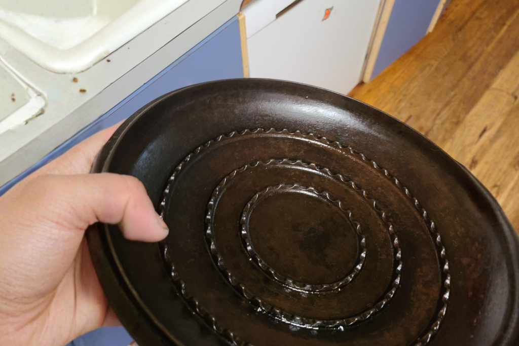 Ridges on dutch oven cast iron lid for self-basting effect