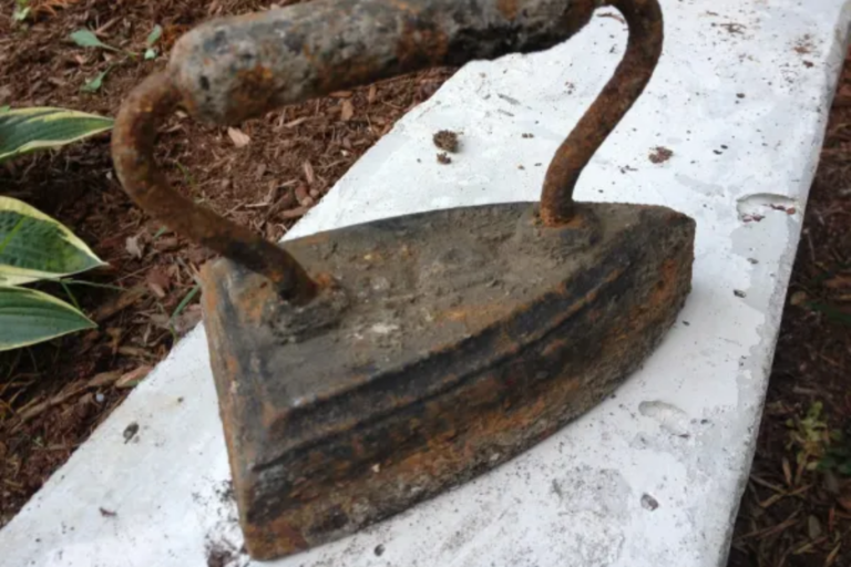 Sadiron vintage iron for clothes