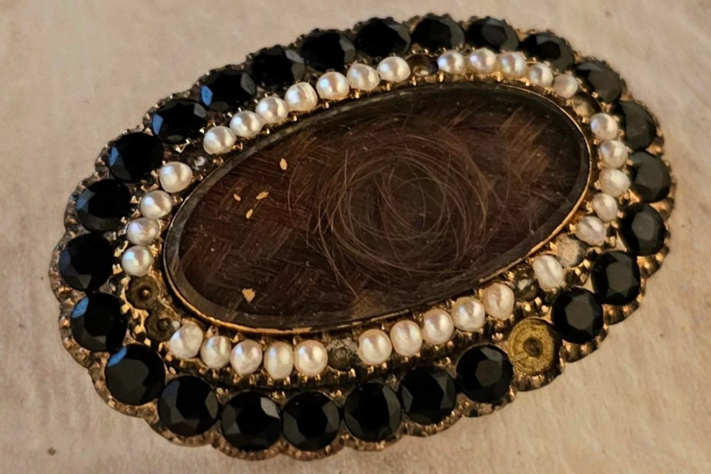 Victorian hair locket mourning brooch